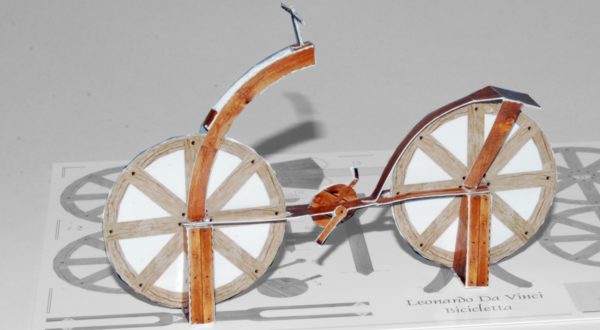 Leonardo-bicicletta-modello di carta-formacultura